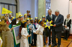 Naumburger Sternsinger zu Besuch beim Hessischen Ministerpräsidenten Volker Bouffier (Foto: Karl-Franz Thiede)